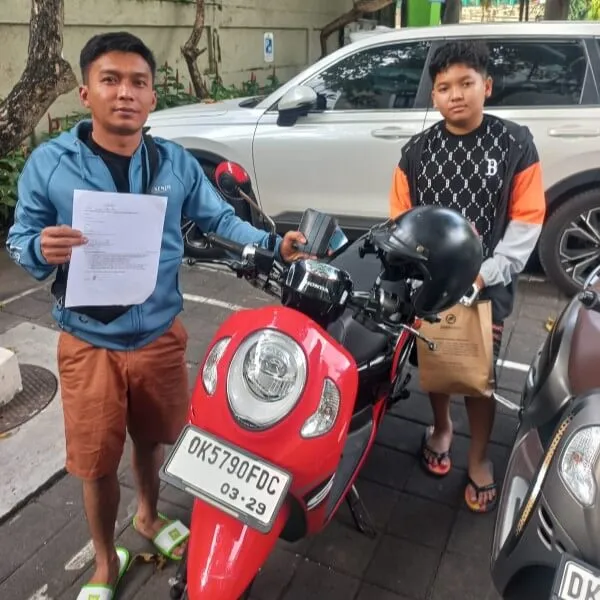 Pelanggan senang dengan motor sewaan di Bali