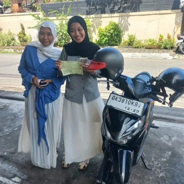 Pelanggan senang dengan motor sewaan di Bali