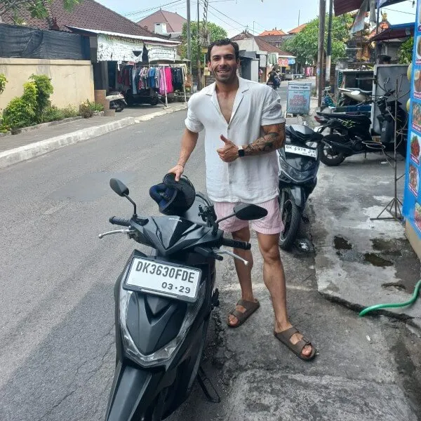 Pelanggan senang dengan motor sewaan di Bali