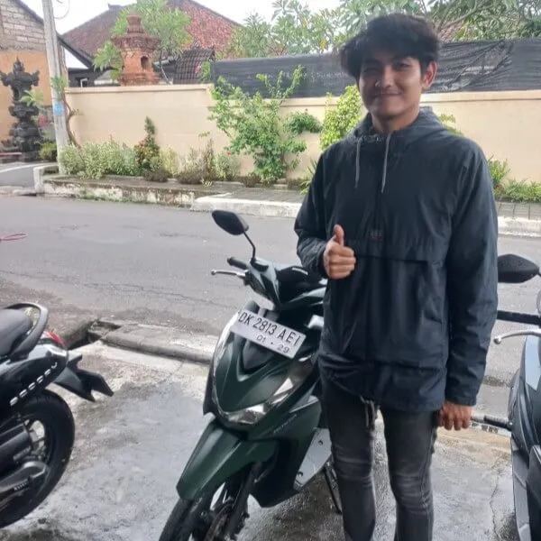 Pelanggan senang dengan motor sewaan di Bali