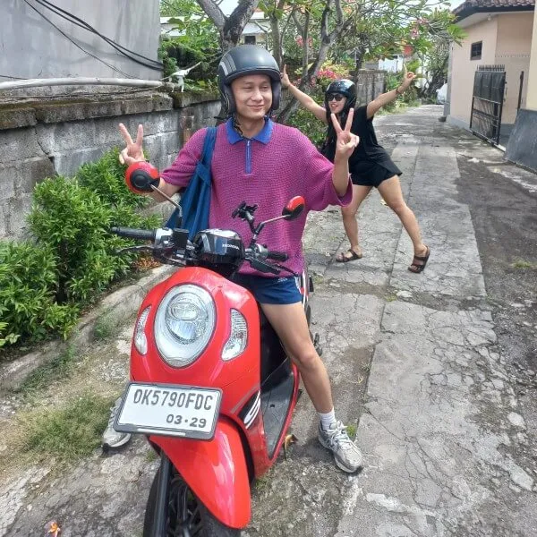 Pelanggan senang dengan motor sewaan di Bali